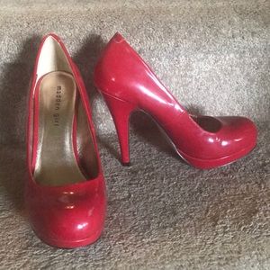 Bright red pumps |